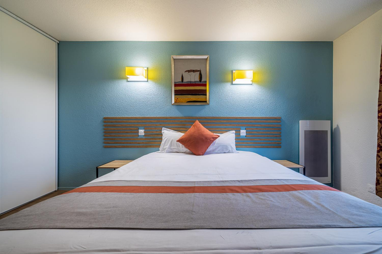 Bedroom 2, Serenity Aparthotel, la Defense - Eiffel tower view - 5 min walk to Subway, Hauts-de-Seine