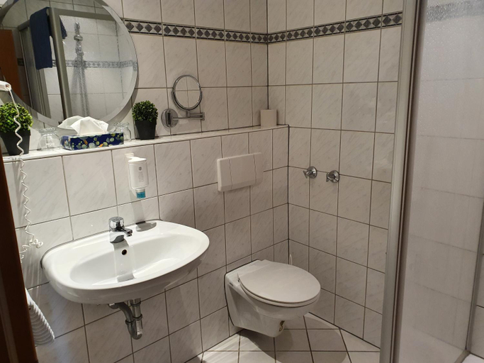 Bathroom 2, Olympia Hotel & Restaurant, Düren
