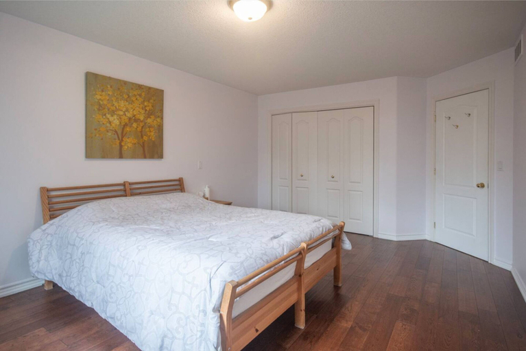 Room 3, Cozy 4BR Retreat in Quinte West BBQ Backyard, Hastings