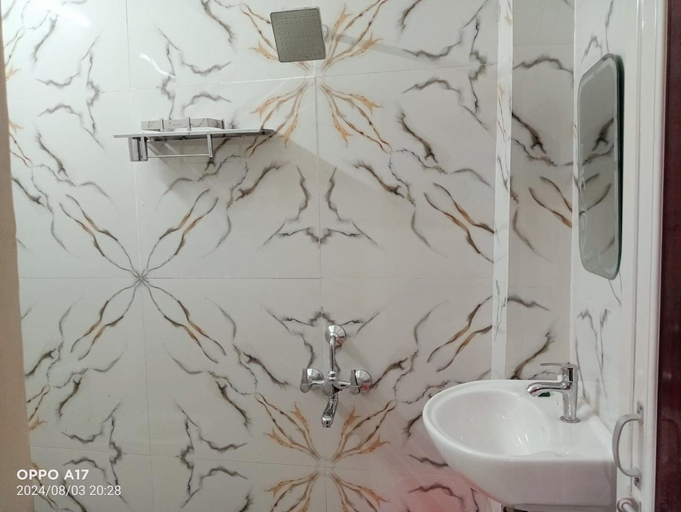 Bathroom 4, Hotel Rajveer Inn, Varanasi