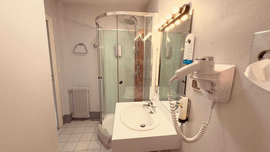 Bathroom 4, Logis Hotel Restaurant des Voyageurs, Corrèze
