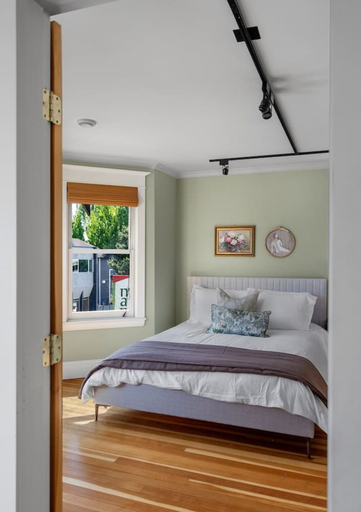 Room 2, Historic Hideaway in BC, Greater Vancouver