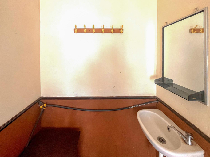 Bathroom 3, RedDoorz @ Penginapan Garuda Batu, Malang