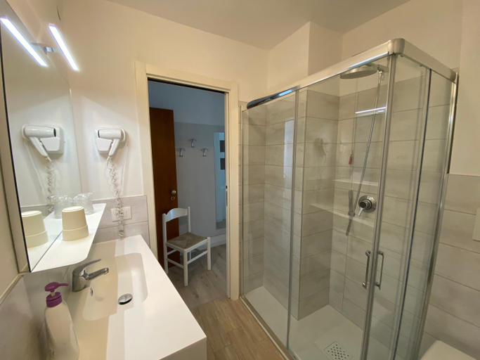 Bathroom 5, Hotel Germania, Venezia