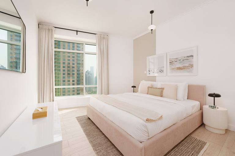 Room 5, Chic 2BR Downtown Haven w Balcony City Views, Dubai