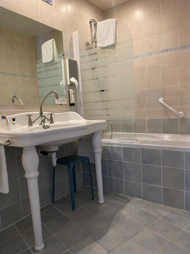 Bathroom 4, Grand Hotel De Lyon, Ardèche