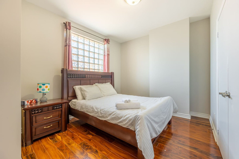 Room 4, Modern 1BR Getaway Walk to Niagara Falls, Niagara
