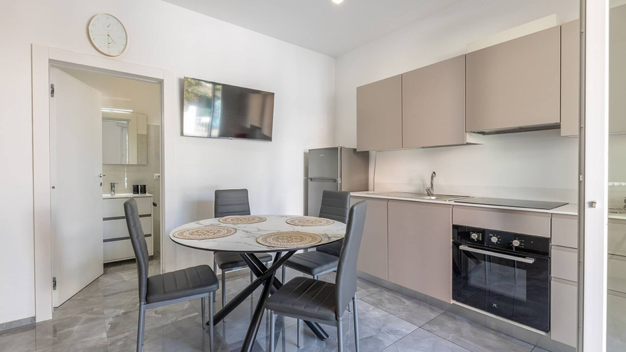 Room 4, Sole Apartment 1 - Central Marina With Modern Furnishings, Lecce