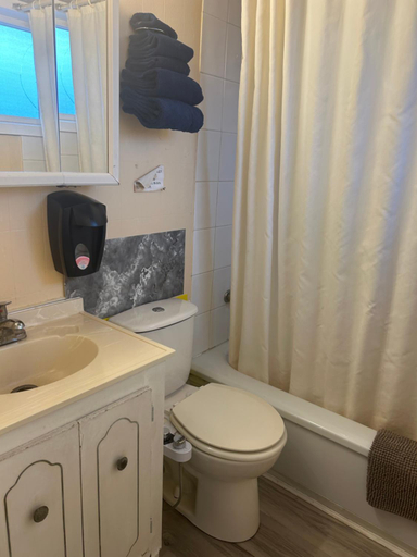Bathroom 4, Road Runner Motel, Thompson-Nicola