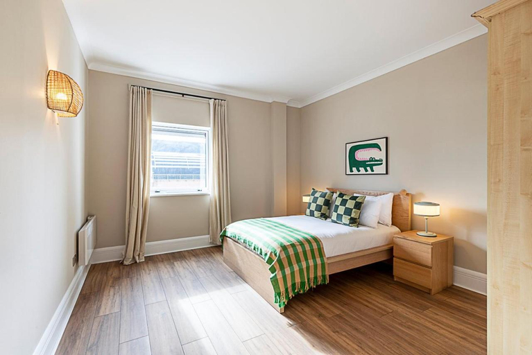 Bedroom 2, Bright and Stylish Riverside Haven in Canary Wharf, London