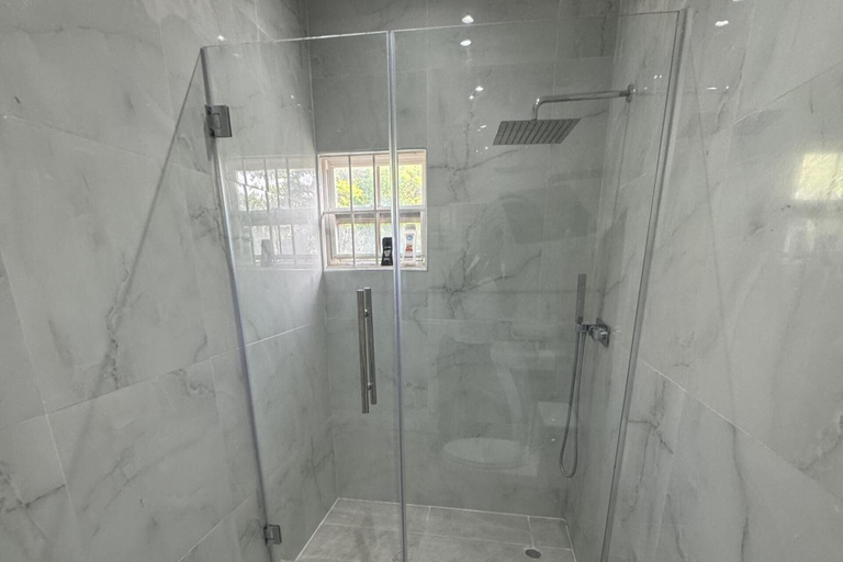 Bathroom 5, 1 Bed - Sleeps 4 - Parking - 5 Min to Beach