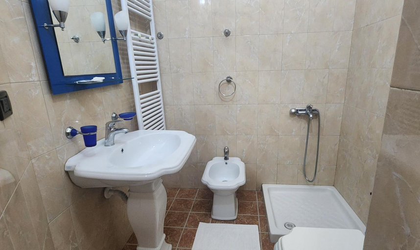 Bathroom 3, Hotel Vlora, Vlorës