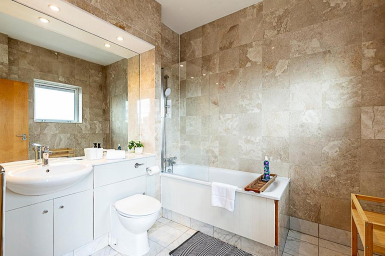 Bathroom 3, Bright and Stylish Riverside Haven in Canary Wharf, London