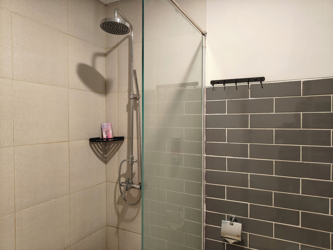 Bathroom 5, Manuver Jimbaran Surf and Stay, Badung