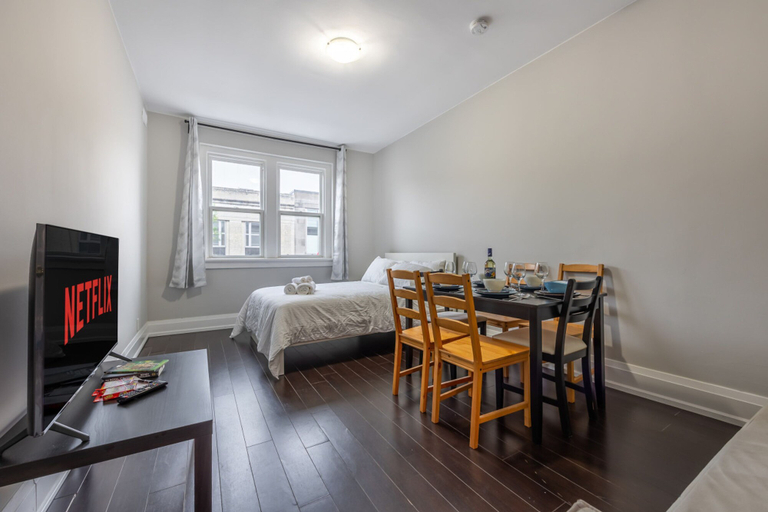 Room 5, Serenity by the Falls Modern 2 Bedroom Hideaway, Niagara