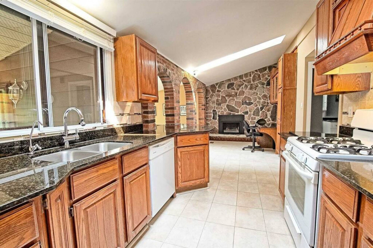 Room 4, Whispering Pines Riverside Getaway, Kawartha Lakes