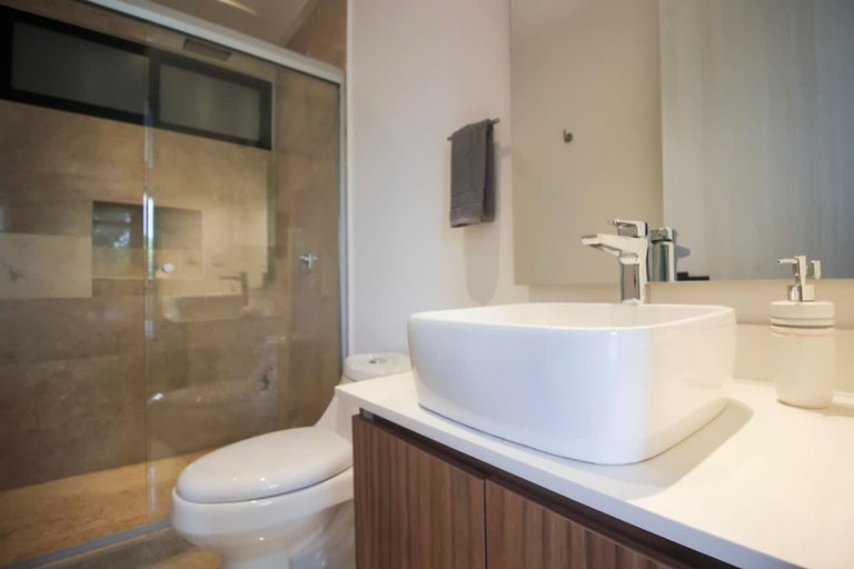 Room 3, Zama Condo w Rooftop Pool Gym Coworking Cinema, Cozumel