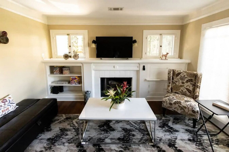 Room 5, Updated 2BR House in Glendale With Private Fenced Yard Parking p2, Los Angeles