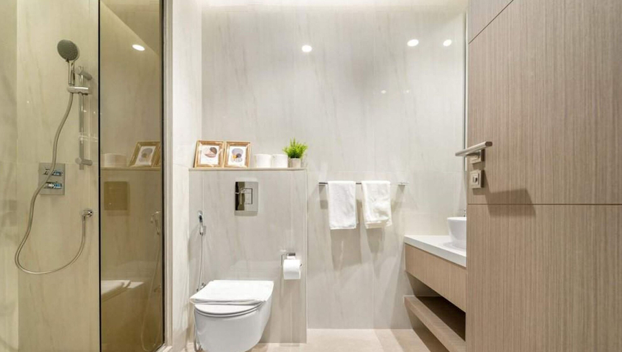 Room 5, Luxury Living in Peninsula Five With Skyline View and Amazing Pool, Dubai