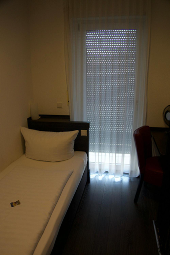 Bedroom, Central Hotel Friedrichshafen, Bodenseekreis