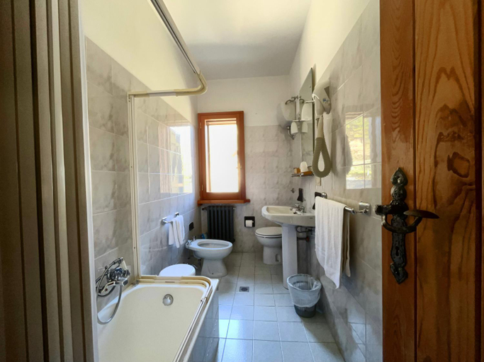 Bathroom 4, Hotel Mille Pini, L'Aquila