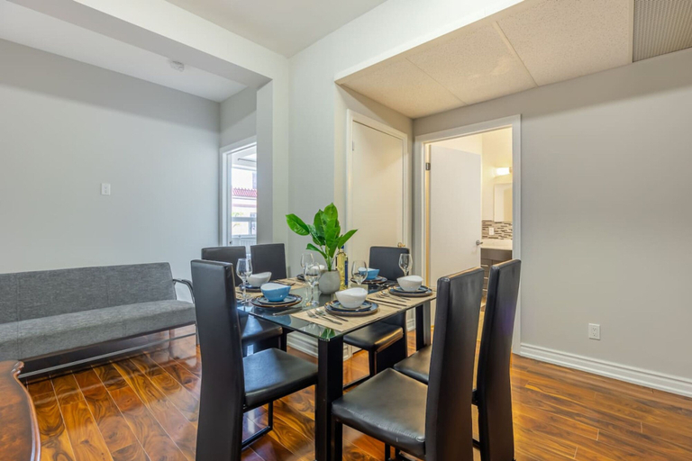 Room 2, Charming 2BR Retreat Steps From Niagara Falls, Niagara