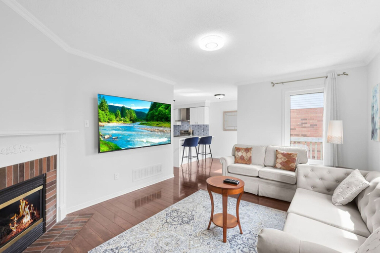Room 2, Newly Renovated 3BR in Whitby Family-friendly, Durham