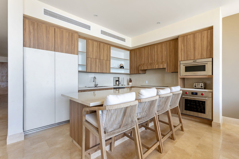 Room 2, Modern Luxury W Resort Amenities Sleeps 16, Compostela