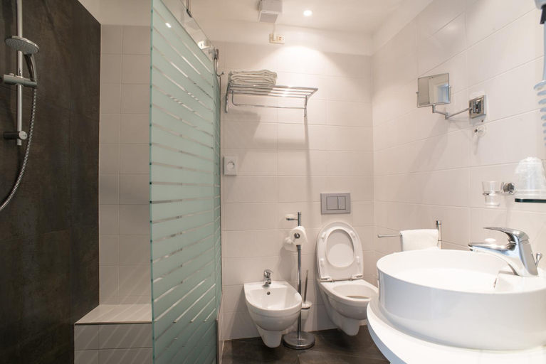 Bathroom 3, Hotel Gabriella, Rimini
