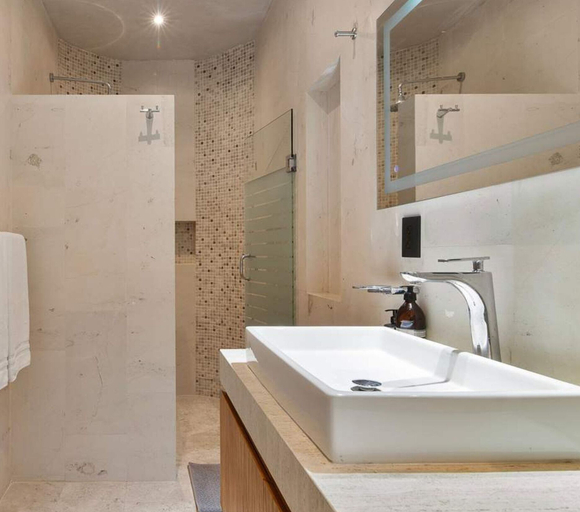 Room 5, Best Spot on 5th Ave - 2BR With King Beds Style, Cozumel