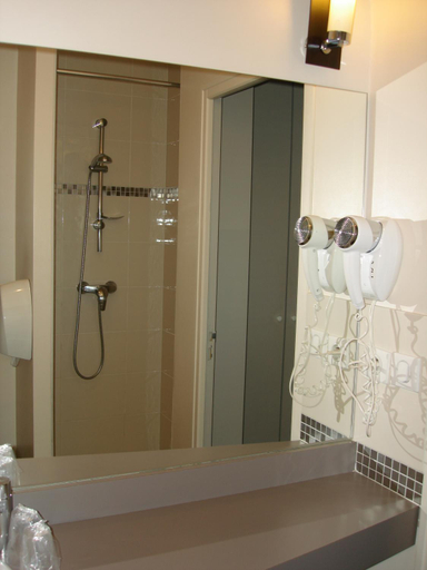 Bathroom 4, Hotel Ronsard, Indre-et-Loire