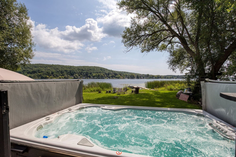 Room 2, Waterfront Cottage w Swim Spa BBQ Close to Skiing, Hastings