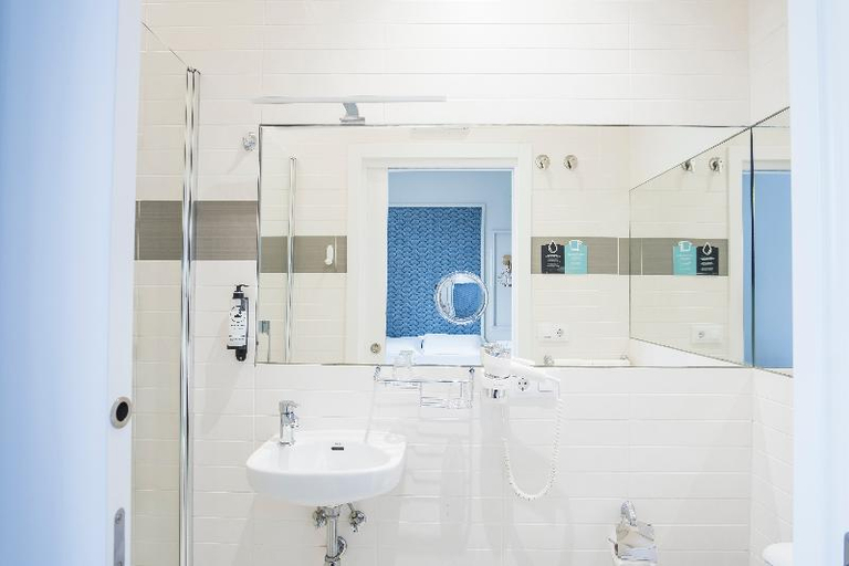 Bathroom 5, Hotel Triacastela, Lugo