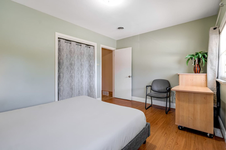 Room 3, Charming 3BR Home in Quiet Kitchener Neighborhood, Waterloo