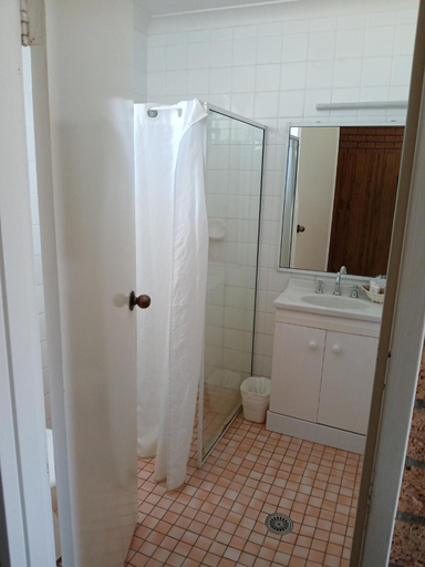 Bathroom, Aaron Inn Motel, Narrabri