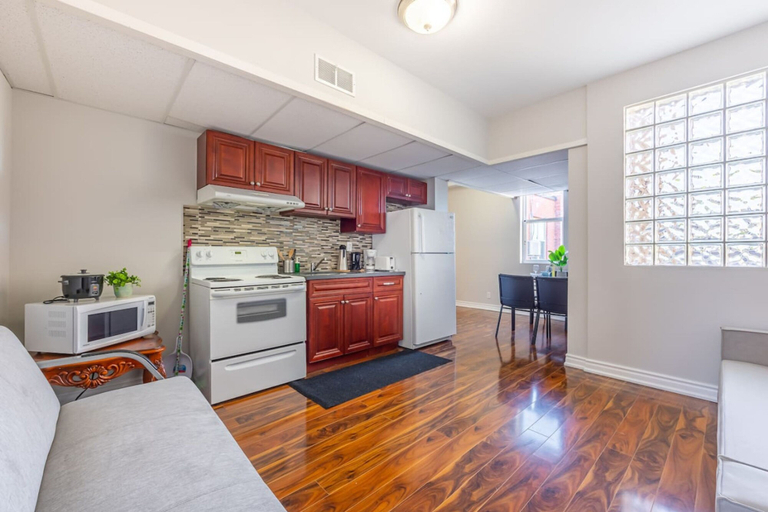 Room 3, Chic 1BR Retreat Perfect for Niagara Falls Trips, Niagara