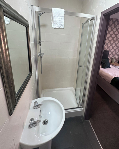 Bathroom 4, The Minworth Club & Lodge, Birmingham