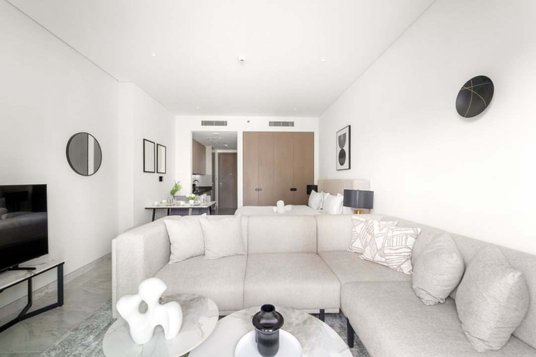 Room 4, Luxury Living in Peninsula Five With Skyline View and Amazing Pool, Dubai
