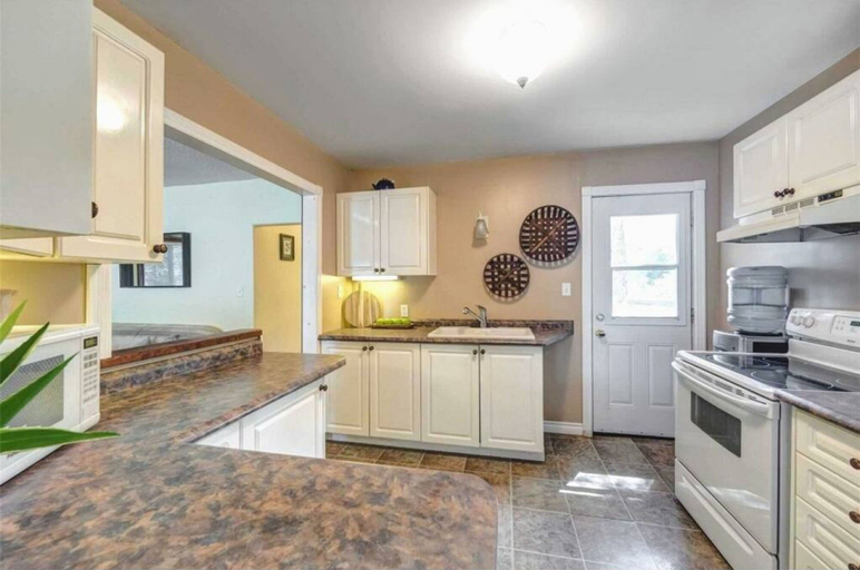 Room 3, Rustic Pines Waterfront Cottage Clear Water, Kawartha Lakes