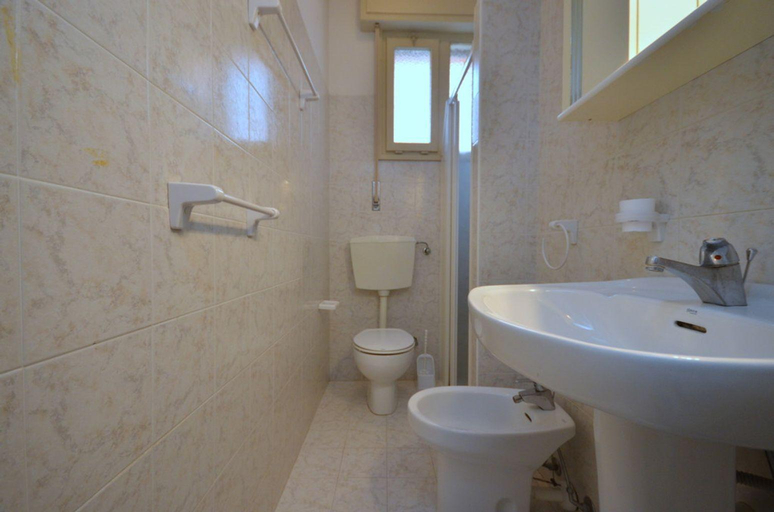 Bathroom 3, Spacious apartment in Bibione, Venezia