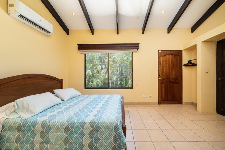 Room 4, Freshly Updated 3BR With Pool Walk to the Beach Casa Luz de Luna, Santa Cruz