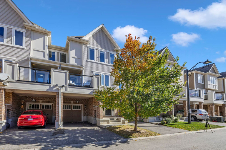 Room 5, Cozy 3BR Home Parking Near Kitchener Attractions, Waterloo