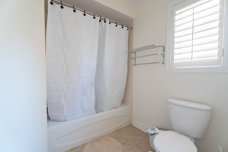 Room 5, Stylish 4BR Oasis Peaceful Mississauga Location, Peel