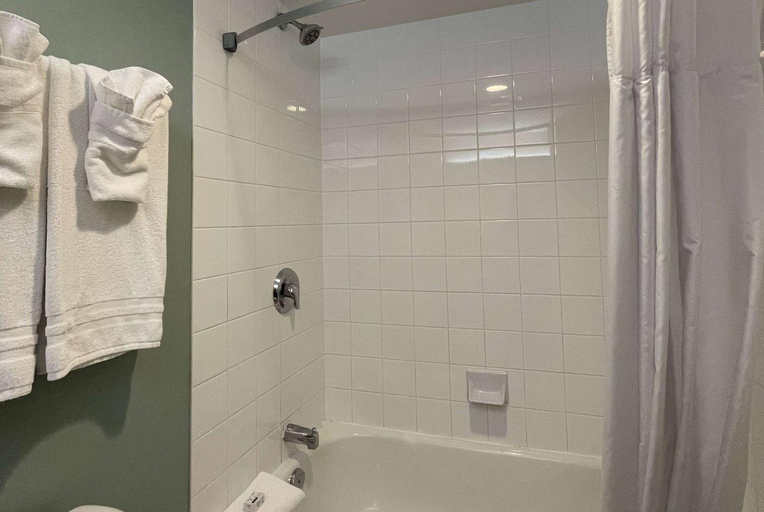 Bathroom 3, Super 8 by Wyndham Peterborough, Peterborough