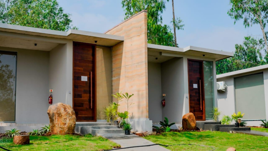 Exterior & Views