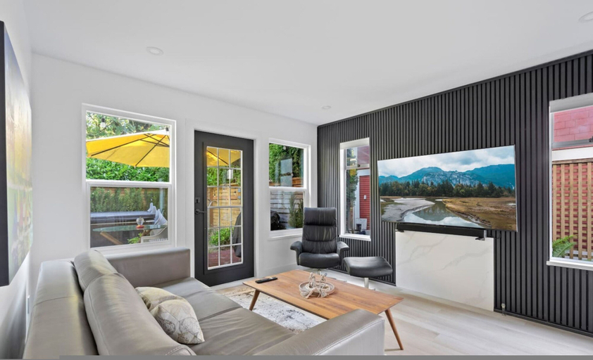 Room 2, Newly Renovated 2BR Kits Home Prime Location, Greater Vancouver