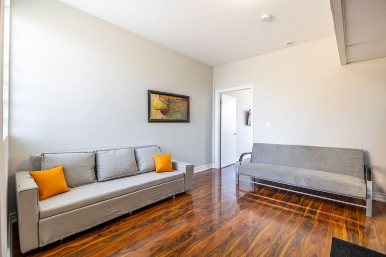 Room 4, Chic 1BR Retreat Perfect for Niagara Falls Trips, Niagara