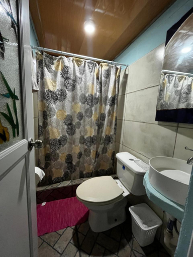 Bathroom 3, Refugio Cariguana, Antón