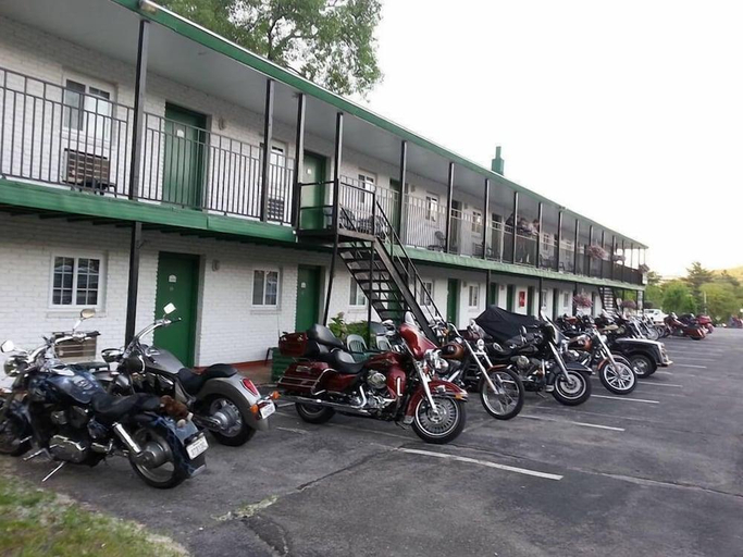 Exterior & Views 2, Lake View Inn, Warren