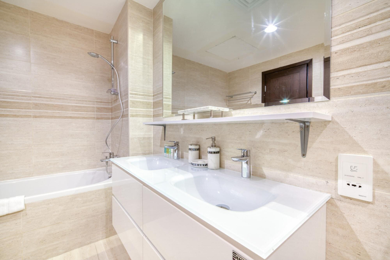 Room 2, Upscale 2BR w Burj Khalifa Fountain Views, Dubai